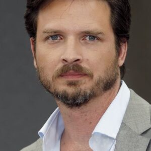 تصویر هنرمند Aden Young